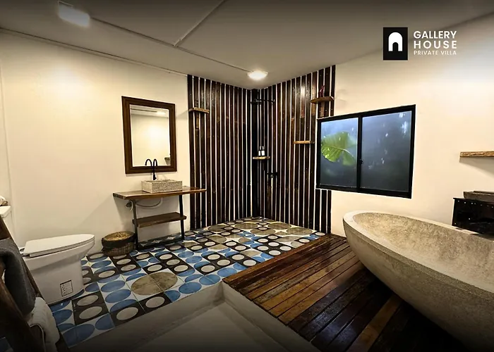Dom wakacyjny Gallery House - Artistic With Plunge Pool *