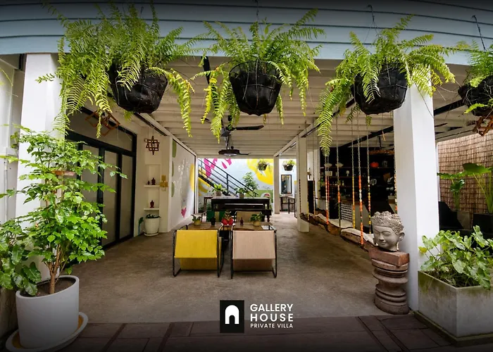 Dom wakacyjny Gallery House - Artistic With Plunge Pool